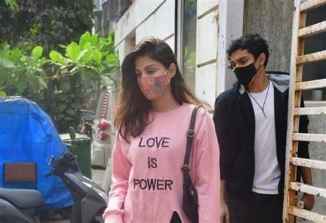 Rhea spotted for 1st time in months, tells photographers 'Don't follow us'