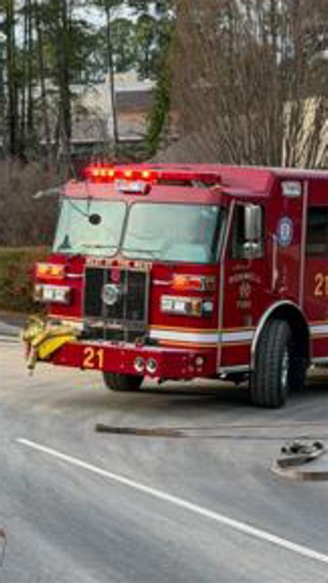 Crews repairing gas leak on busy Roswell road, fire officials say | 11alive.com