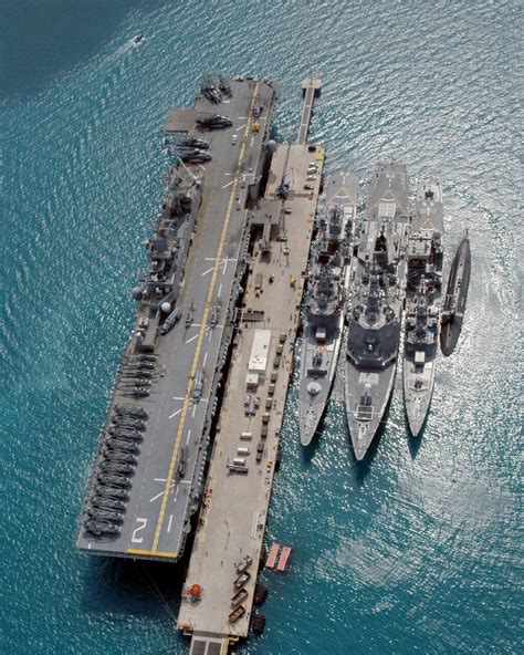 The amphibious assault ship USS Essex (LHD 2), and the Japanese ...