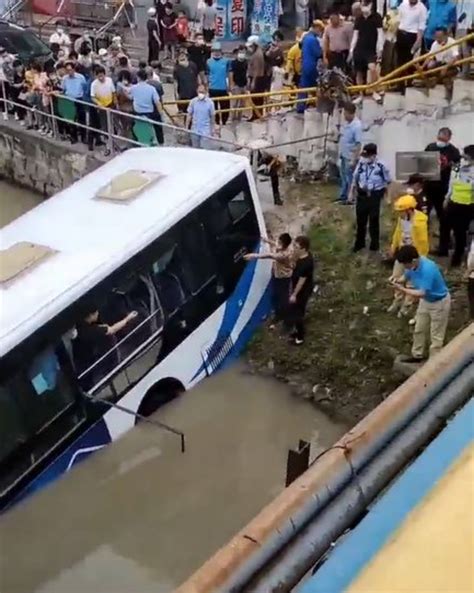 上海一公交车坠河，警方通报|上海市|公交车|坠河_新浪新闻