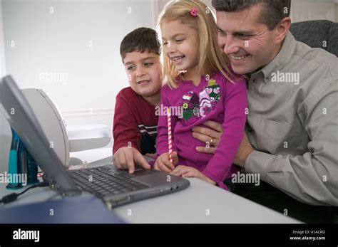 Man and Kid Use Computer 的图像结果