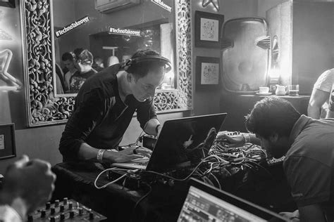 How mirrorless cameras are creeping upon the DSLR territory