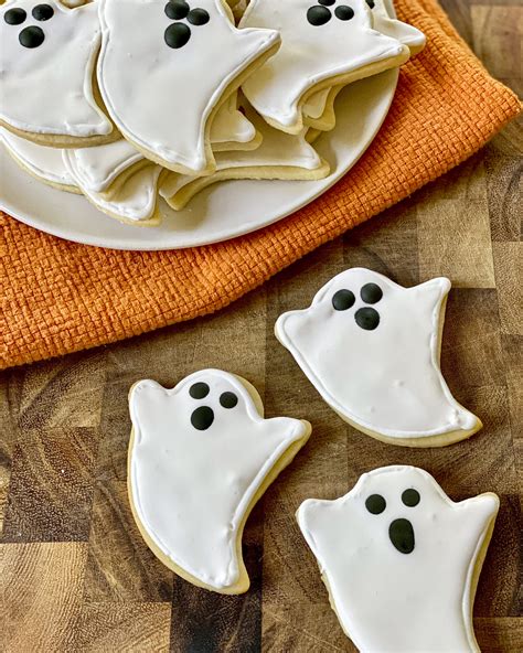 https://cdn.apartmenttherapy.info/image/upload/v1633464985/k/Photo/Recipe%20Ramp%20Up/2021-10-Ghost-Cookies/IMG_5006_01.jpg