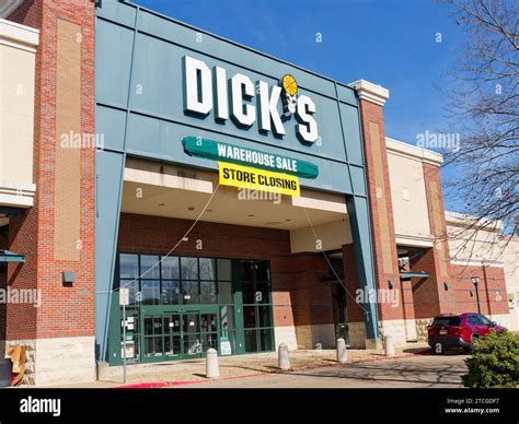 Dick's Sporting Goods store exterior with a store closing sign an ...