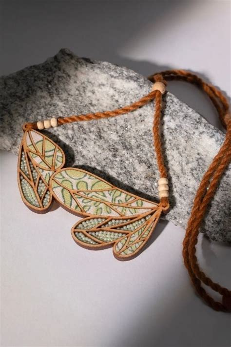 WHE Green Bloom Leaf Motif Repurposed Fabric And Wood Necklace – Okhaistore