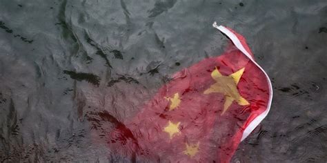 在中国香港拿着美国国旗追打同胞，岂有此理！_邱机智_问房