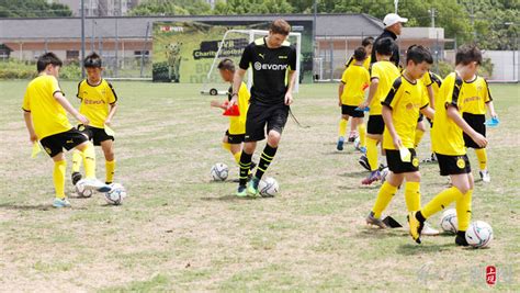 德国这家足球俱乐部来上海开展足球启蒙，50名少年儿童参加了训练_多特蒙德_厚湃_青少年