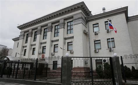 Посольство России заявило о штатной работе дипломатов на Украине — РБК
