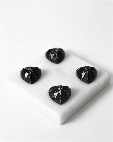 Pietre nere di vista frontale poco luminose sulla scrivania bianca ...