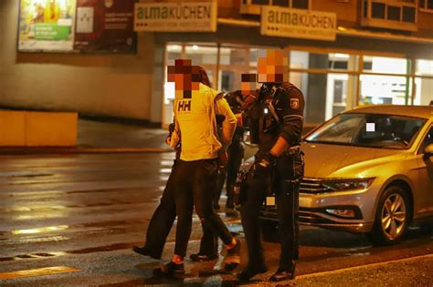 B7 in Wuppertal: Polizei nimmt Raser ohne Führerschein fest