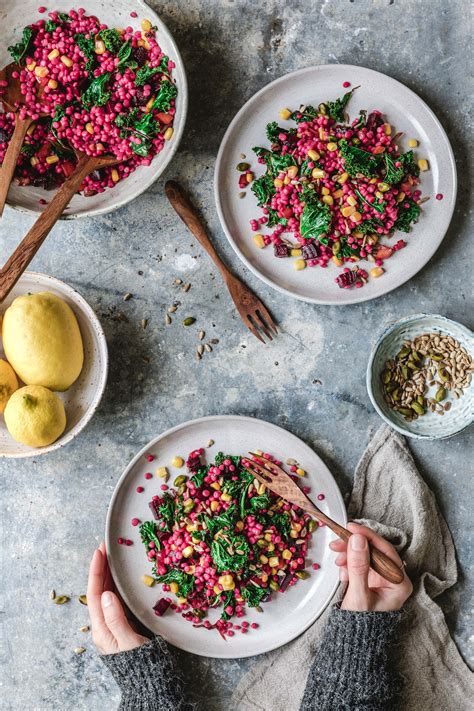 Pinker Couscoussalat mit Grünkohl & Goldmais · Eat this!