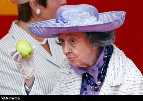 Un exorcismo, una tiara falsa y otros tres 'secretos' de la reina ...