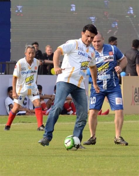 Diego Maradona plays football with Sourav Ganguly in Kolkata - Photos ...