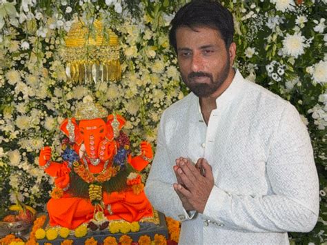 Sonu Sood welcomes Ganpati Bappa at his residence | Bhaskar English