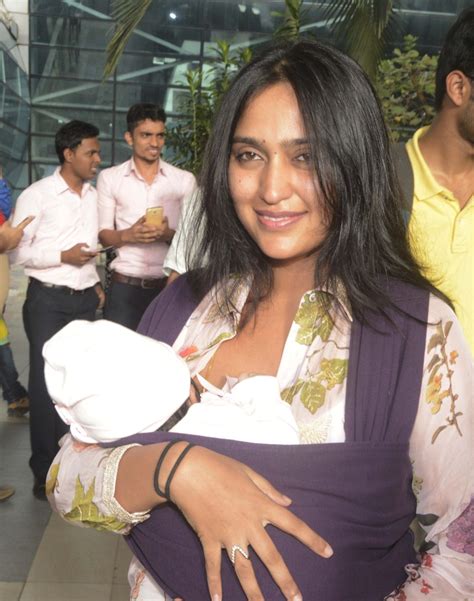 Vivek Oberoi with Son snapped at Airport - Photos,Images,Gallery - 17828