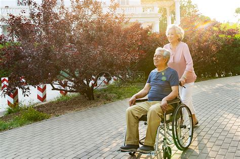 老年人推着坐轮椅的老伴高清图片下载-正版图片507651939-摄图网
