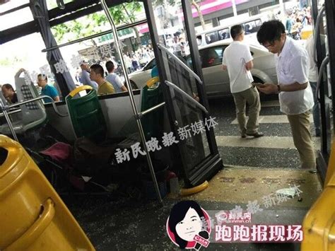 上海44路公交车撞上高架 20余人受伤2人身亡-国际在线