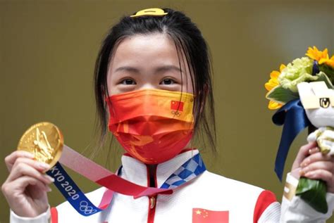 21岁气步枪冠军杨倩火了，她的努力值得两枚金牌，网友深表佩服_东方体育