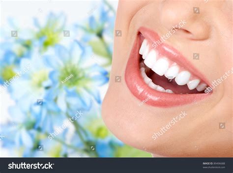快乐的小女孩展示了她颗掉下来的牙齿微笑的小女人,手里着切牙,用白色背景上的牙刷分离物刷牙摄影棚拍摄高清图片下载-正版图片300084415-摄图网