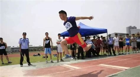 图文：奥运男子三级跳远及格赛 中国选手顾俊杰-搜狐2008奥运