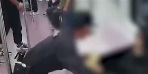 西安警方介入地铁女乘客被拖离事件_手机新浪网