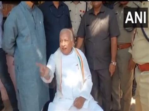 Kerala Governor Arif Mohammed Khan stages protest in Kollam after SFI ...