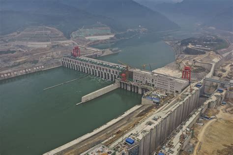广西大藤峡水利枢纽左岸7号水轮发电机组转子顺利吊装