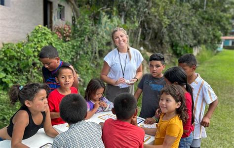 Niños en formación educativa en comunidad rural