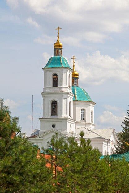 The cathedral of the exaltation of the holy cross in omsk | Premium Photo
