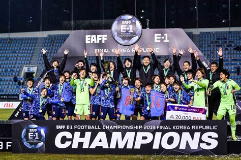 360体育-东亚杯女足比赛颁奖日本捧起冠军奖杯 中国女足收获第三名