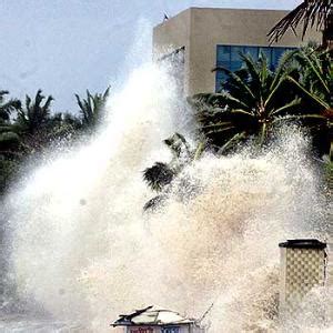 Mumbai witnesses 'highest tide' of the season - Rediff.com News