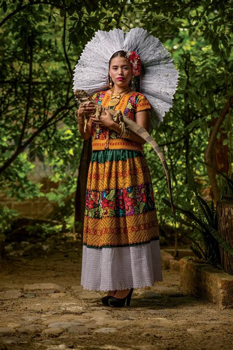 Photographs Reveal Intricate Clothing and Customs in Oaxaca, Mexico ...
