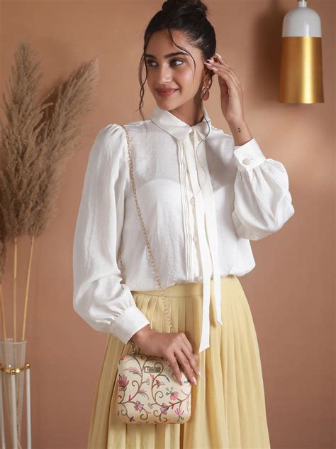 Beige Floral Thread Charm Clutch – Priyaasi