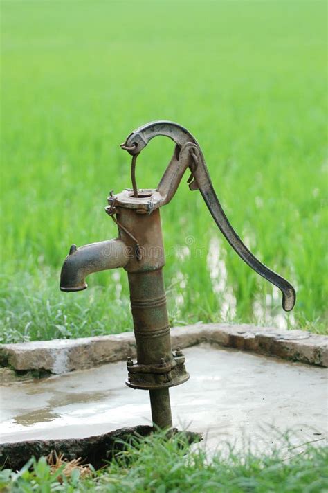 农村手压水泵怎么安装,农村自用水泵如何安装,压水泵手动怎么安装_大山谷图库