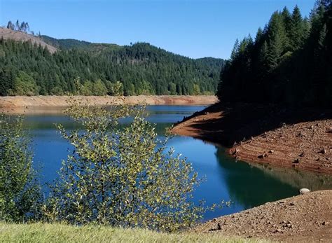 My "office" today at Green Peter Lake in Oregon [OC] [1056 x 1440] : r ...
