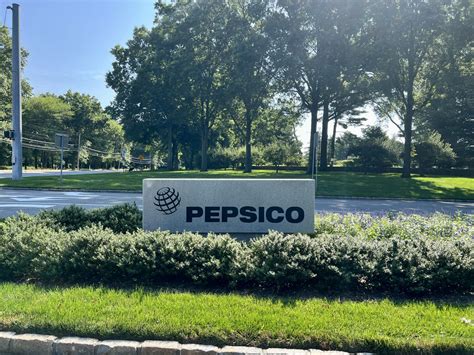 Donald M Kendall Sculpture Gardens at PepsiCo in Purchase, New York ...