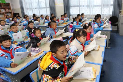 西藏拉萨：开学第一课，同学们这样追“星”_腾讯新闻