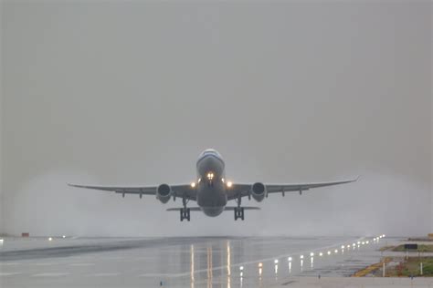 Espectacular hidroplaneo de un avión en El Prat