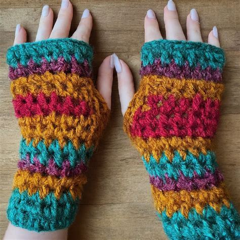 45 Free Crochet Fingerless Gloves Patterns For Beginners - DIYsCraftsy
