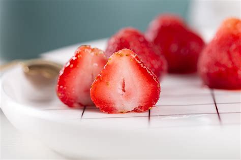 水果冻干草莓拍摄食品拍摄水果拍摄简欧风格|摄影|产品摄影|鑫和鑫 - 原创作品 - 站酷 (ZCOOL)