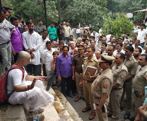 भैसाकुंड में जीजा की जलती चिता पर साले ने फेंका पानी, भतीजे पर लगाए ...