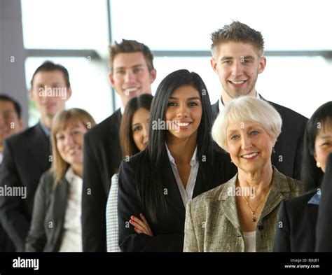 Business People Smiling in Group Photo 的图像结果
