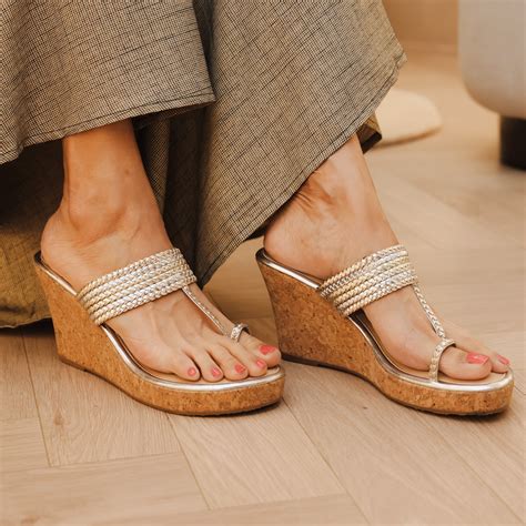 JESSI- GOLD KOLHAPURIS – Crimzon