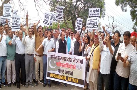 Sirmaur: पाकिस्तान मुर्दाबाद के नारों से गूंजा नाहन, भाजपा ने निकाली ...