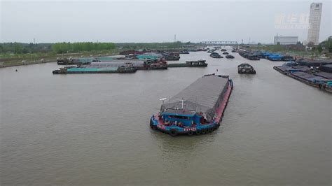 江苏扬州：水上春运繁忙 船头飘出年味_凤凰网视频_凤凰网