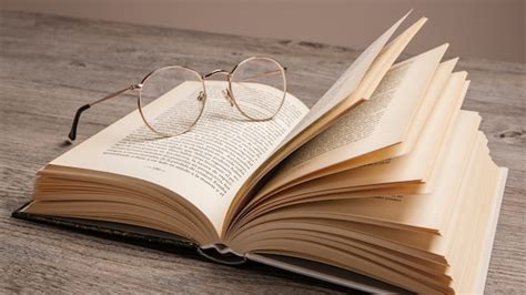 Le concept de littérature avec des lunettes sur le livre | Photo Gratuite