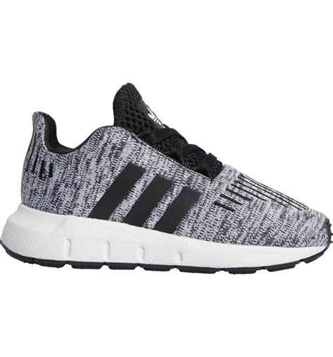 Idéalement canal Un outil central qui joue un rôle important adidas ...