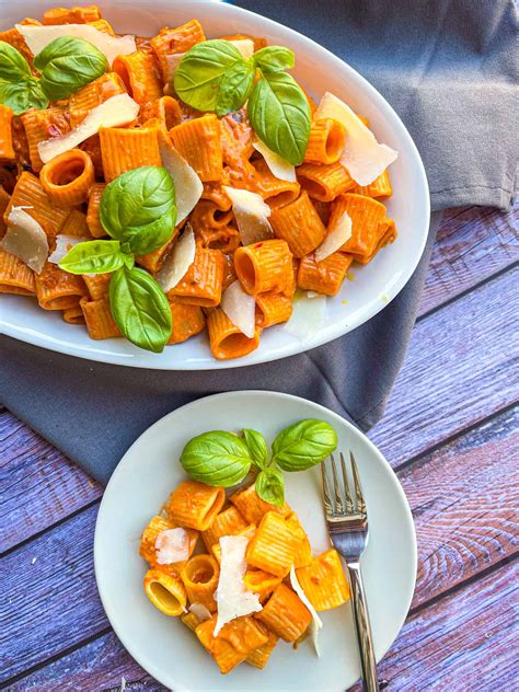 Spicy Rigatoni Vodka Recipe (Copycat Carbone!) - Weekday Pescatarian