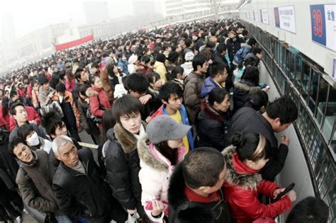 图文：旅客在石家庄火车站排队买票_新闻中心_新浪网