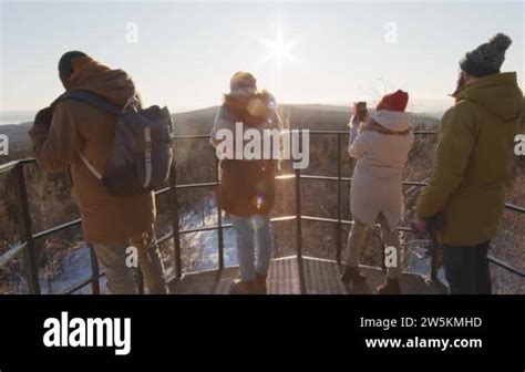 People Standing Viewing 的图像结果
